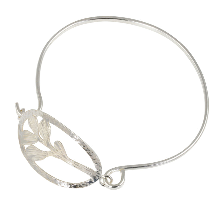 Bangle bracelet with both ends fastened by the feature Mistletoe shape. The Mistletoe is framed byan oval shape and both have a hammered texture, the Mistkletoe has a striped finsh, the oval frame a round hammered texture. The bangle itself has a mirror finish. The bangle fastens by looping one end trough the jump ring on the side of the oval frame.