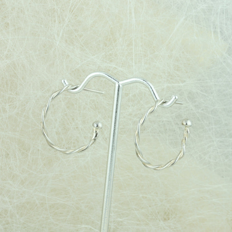 Silver hoop earrings with briolette gemstones. Hoop earrings made with two twisted silver wires, featuring a shiny polished finish. 