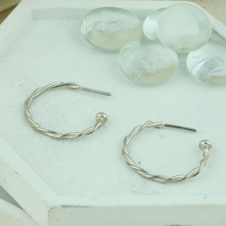 Silver hoop earrings with briolette gemstones. Classic hoop earrings featuring two twisted wires. With a shiny polished finish..